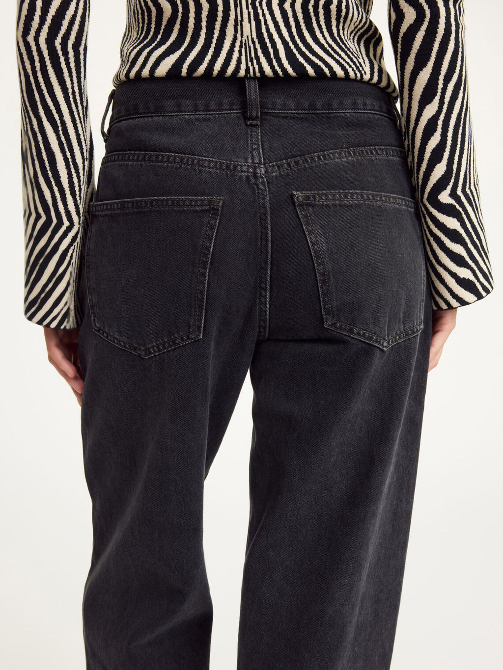 By Malene Birger Vinola jeans i sort, laget av 100% organisk bomull med en løs passform.