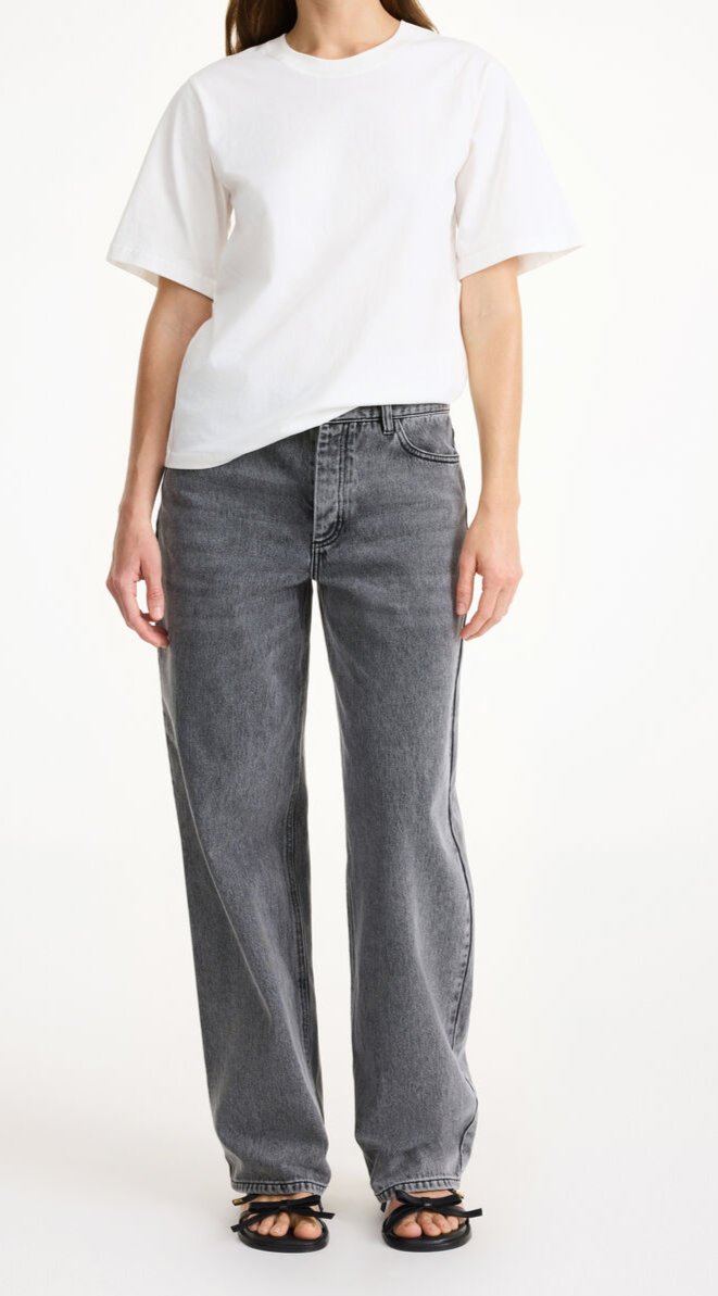 By Malene Birger Vinola jeans i vasket koksgrå, med en løs passform og vide ben, laget av organisk bomull.