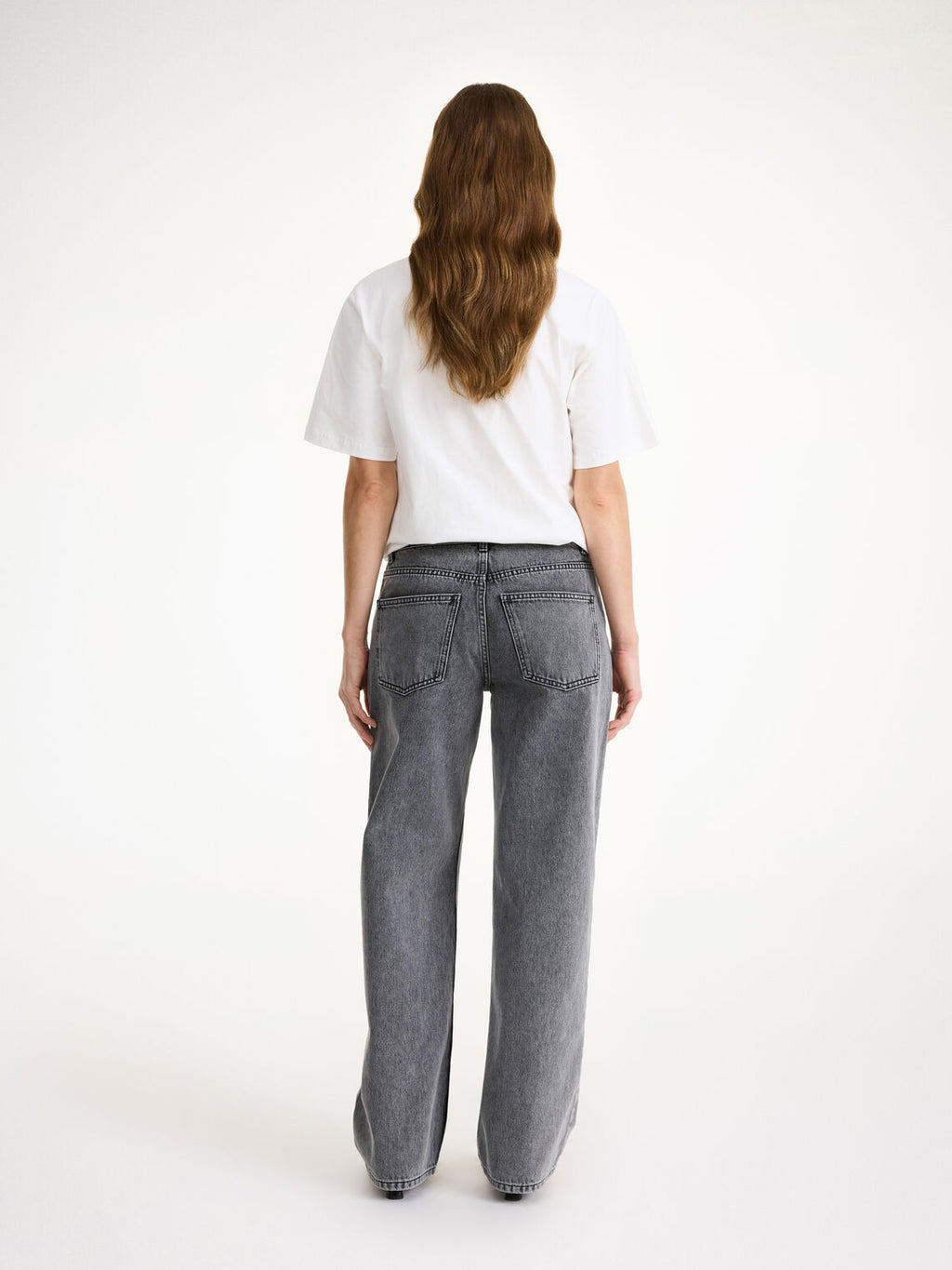 By Malene Birger Vinola jeans i vasket koksgrå, med en løs passform og vide ben, laget av organisk bomull.