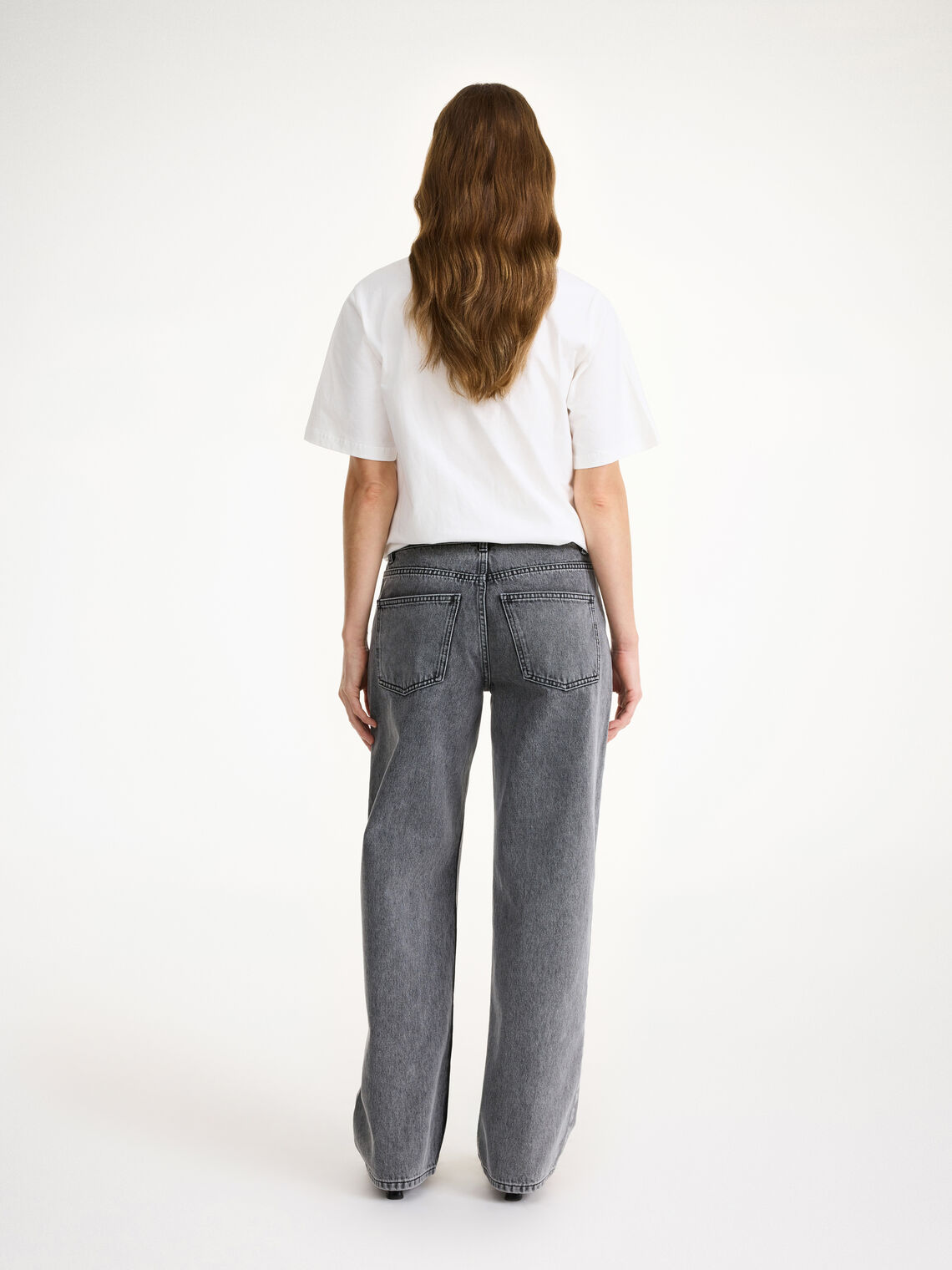 By Malene Birger Vinola jeans i vasket koksgrå, med en løs passform og vide ben, laget av organisk bomull.