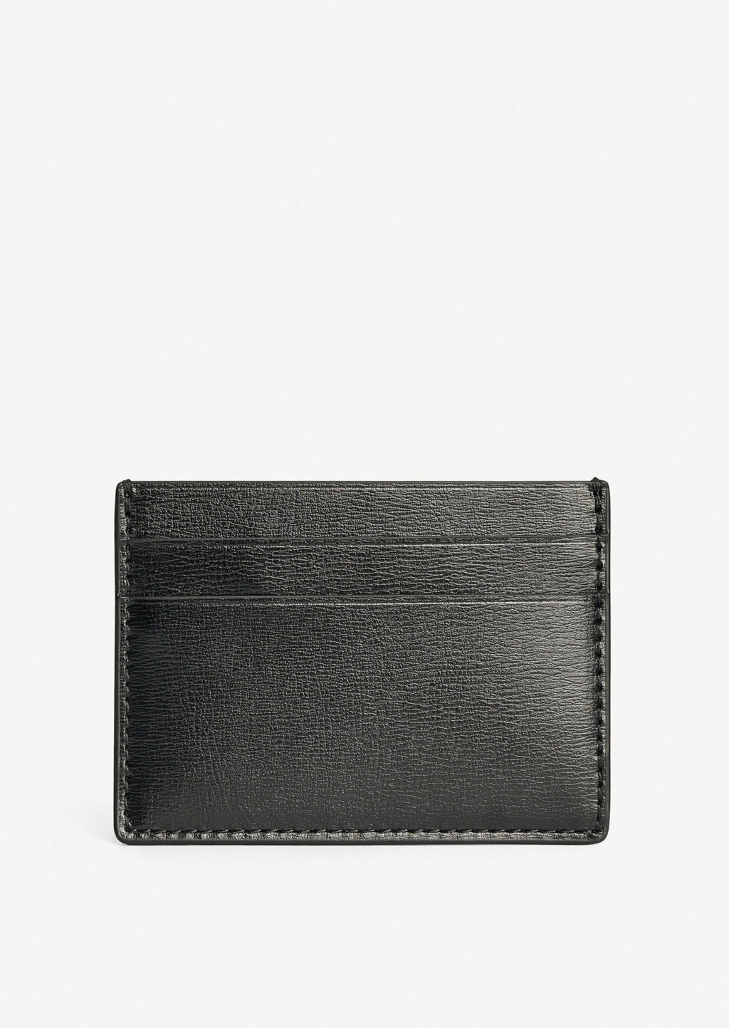 By Malene Birger Ya Card kortholder i sort, laget av resirkulert skinn, med plass til flere kort og et emblem i front.