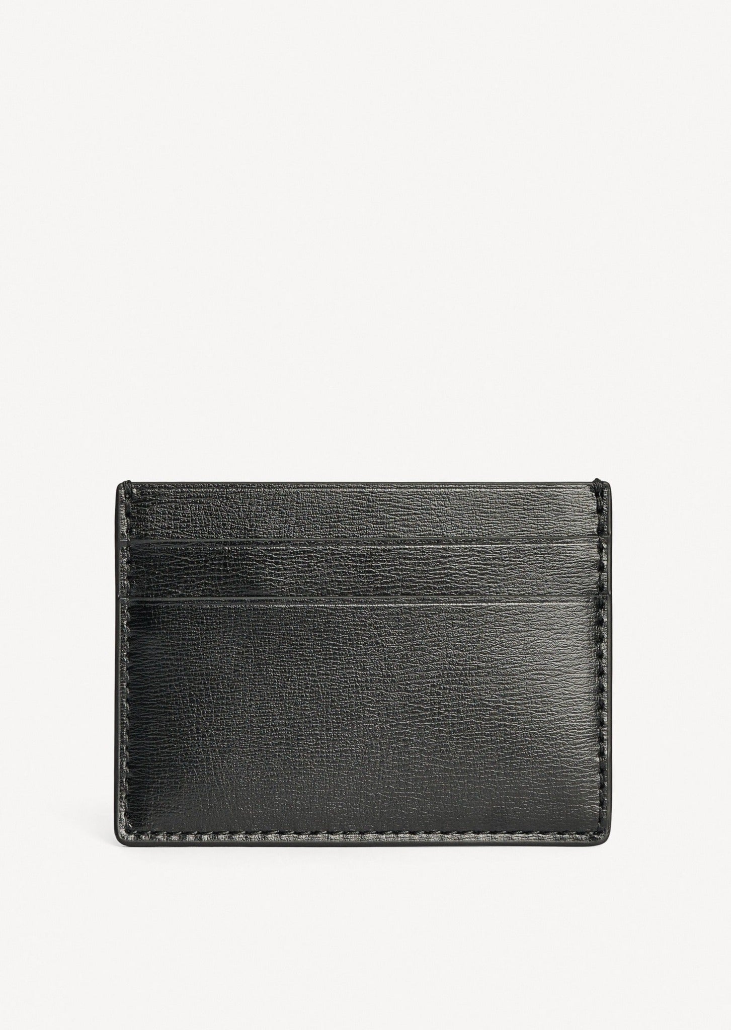 By Malene Birger Ya Card kortholder i sort, laget av resirkulert skinn, med plass til flere kort og et emblem i front.