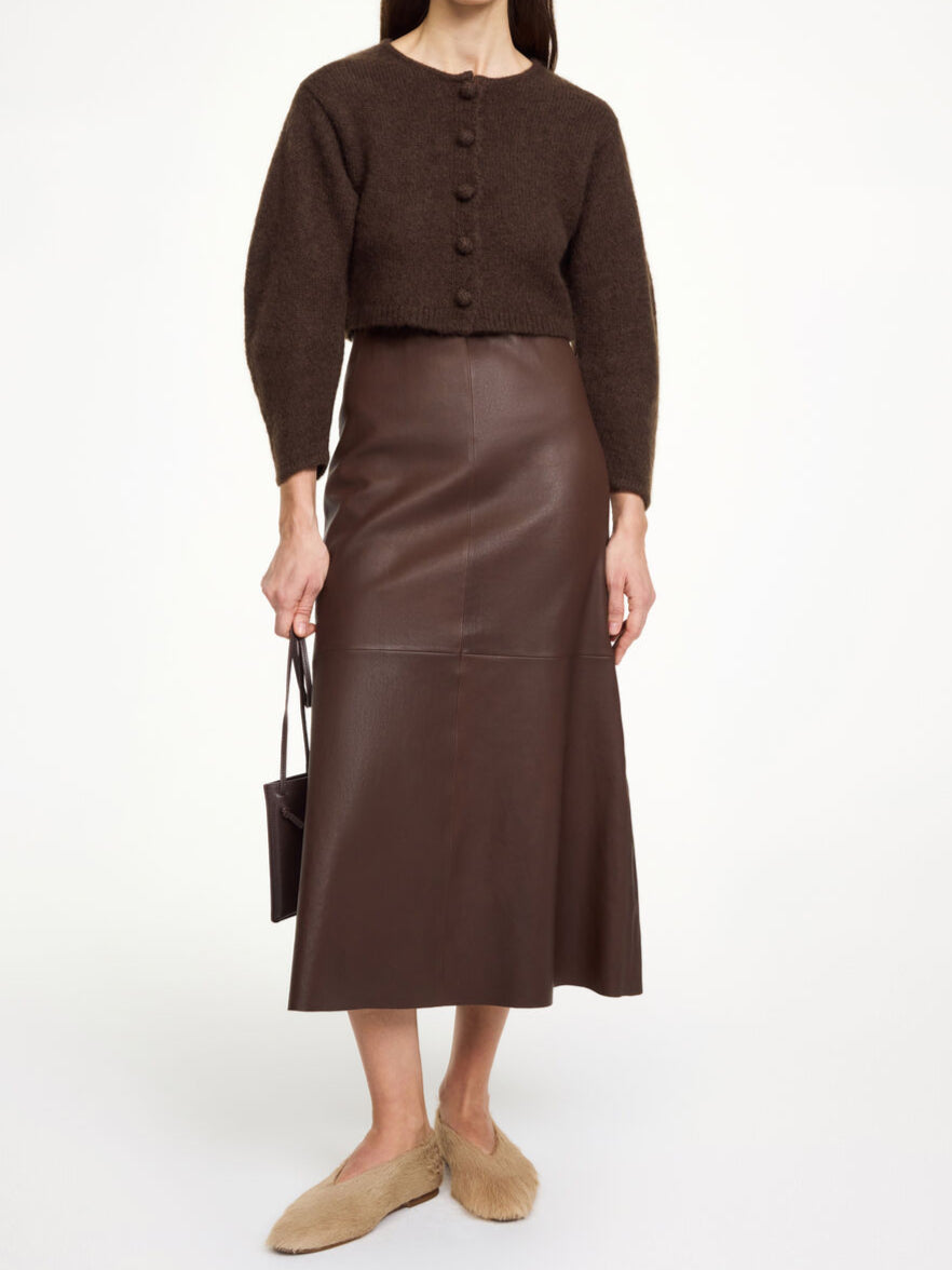 By Malene Birger Zharea cardigan i mørkebrun, med en nett lengde og buede ermer, laget av ull, mohair og polyamid.