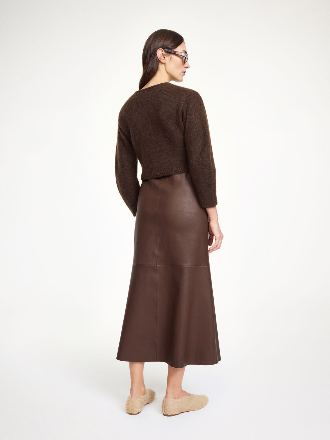 By Malene Birger Zharea cardigan i mørkebrun, med en nett lengde og buede ermer, laget av ull, mohair og polyamid.