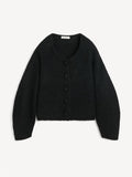 By Malene Birger Zharea cardigan i sort, med en nett lengde og buede ermer, laget av ull, mohair og polyamid.