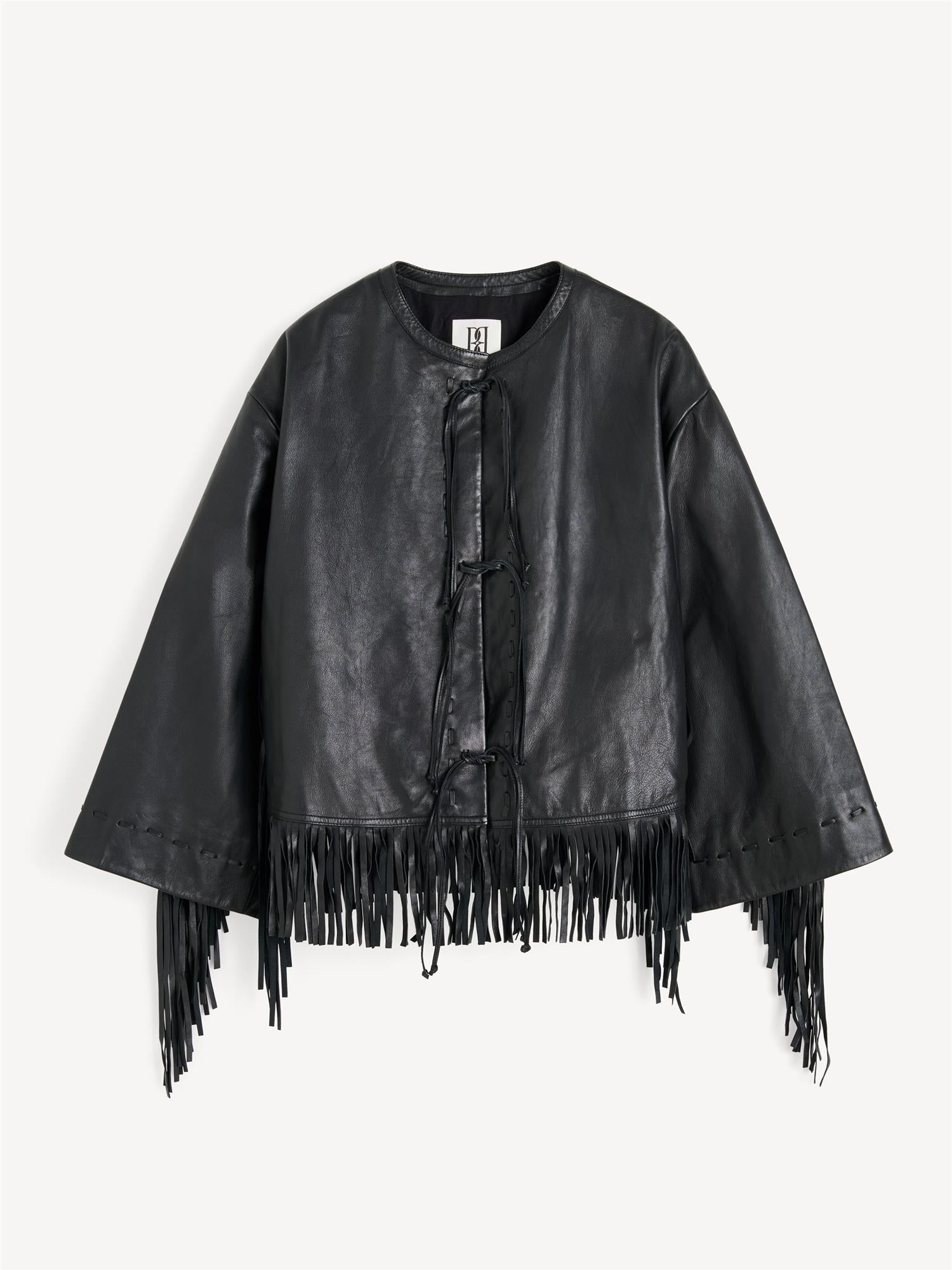 By Malene Birger Zoena skinnjakke i sort, laget av 100% lammeskinn, med frynsedetaljer og en rett passform.