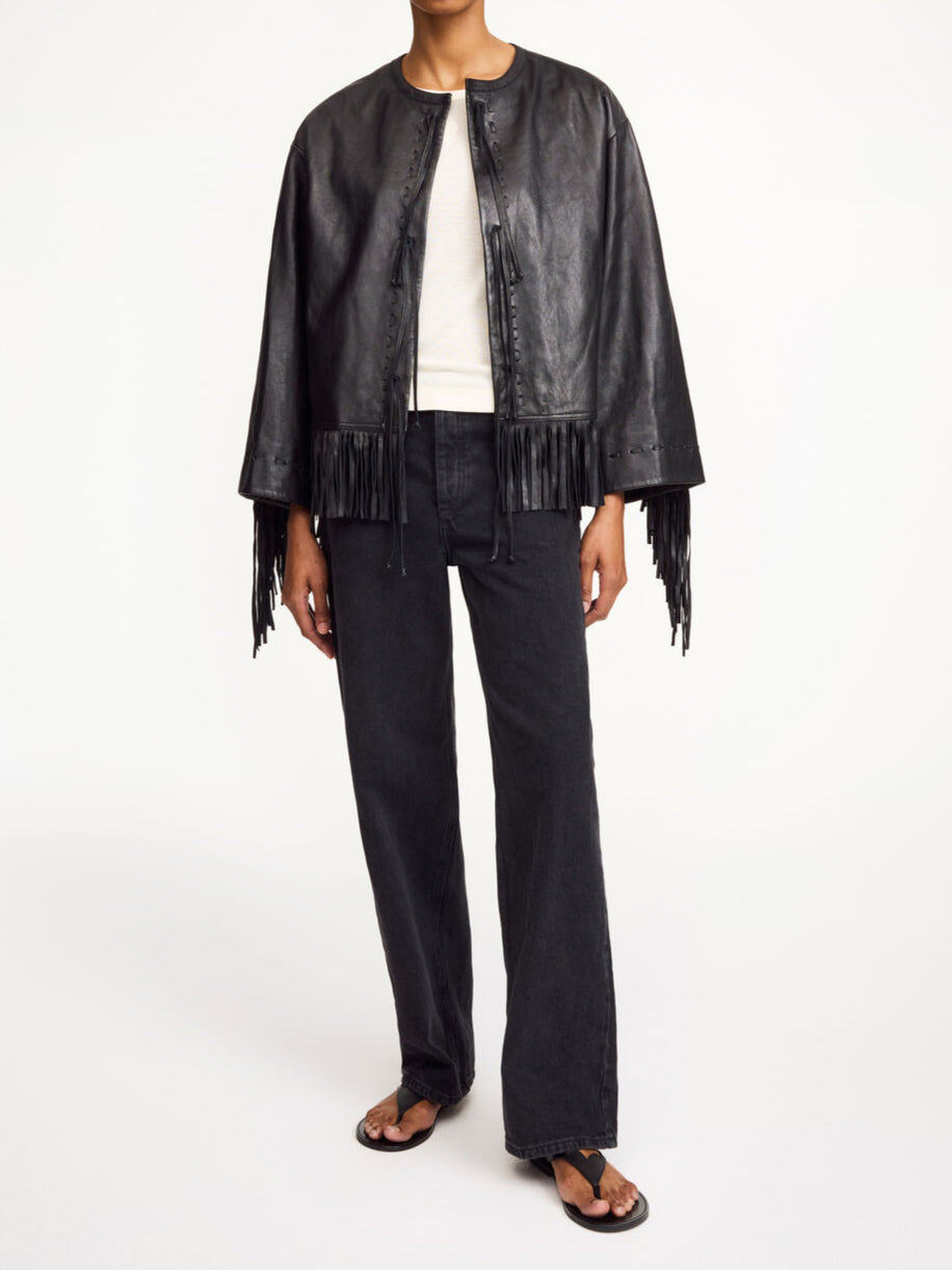 By Malene Birger Zoena skinnjakke i sort, laget av 100% lammeskinn, med frynsedetaljer og en rett passform.