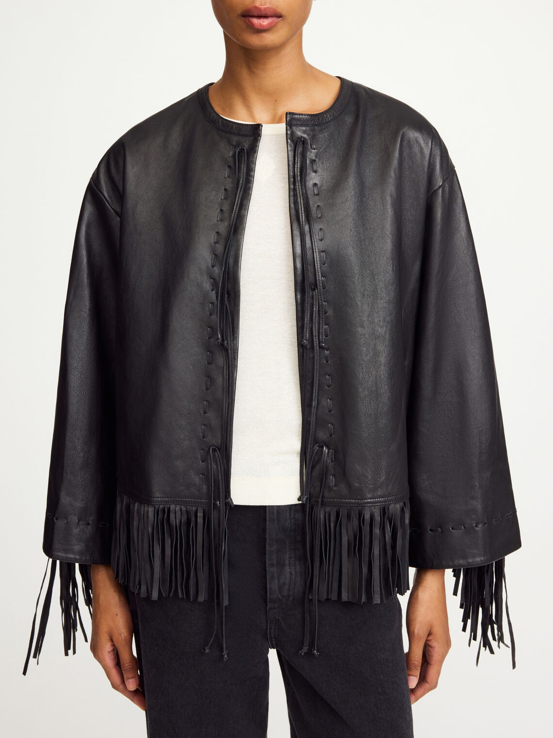 By Malene Birger Zoena skinnjakke i sort, laget av 100% lammeskinn, med frynsedetaljer og en rett passform.