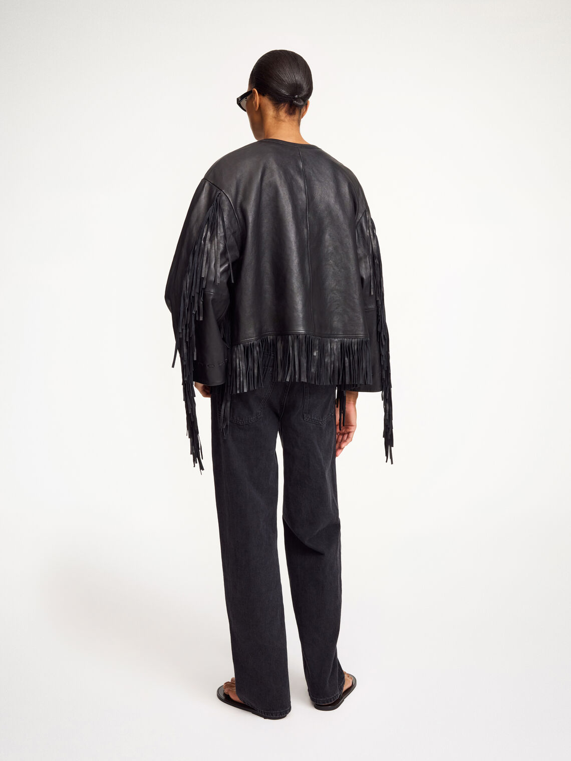 By Malene Birger Zoena skinnjakke i sort, laget av 100% lammeskinn, med frynsedetaljer og en rett passform.