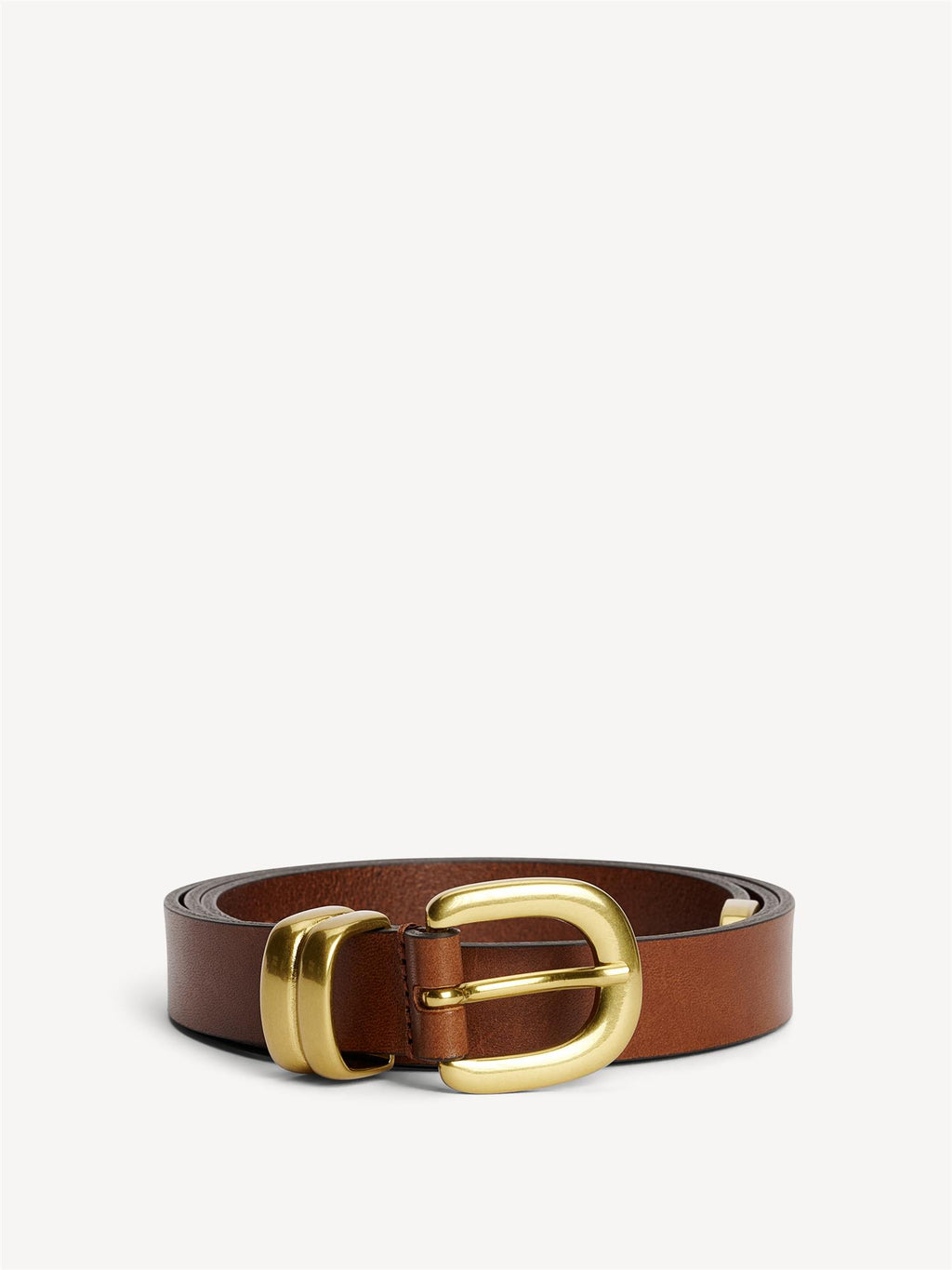 By Malene Birger Zoilo belte i brunt, laget av 100% kuskinn, med en gullfarget spenne for et røffere uttrykk.