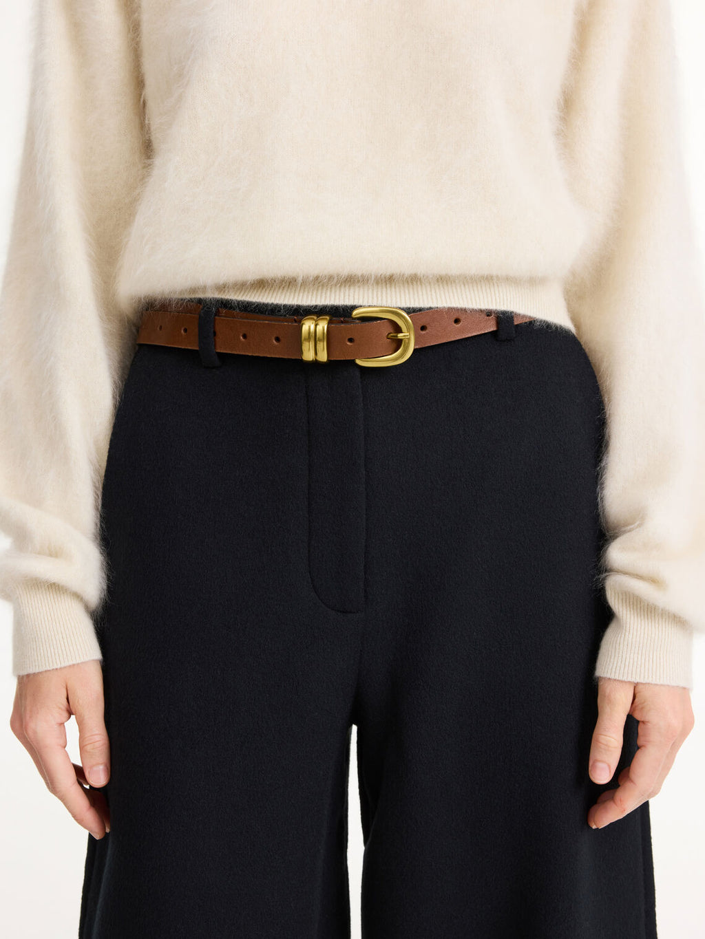 By Malene Birger Zoilo belte i brunt, laget av 100% kuskinn, med en gullfarget spenne for et røffere uttrykk.