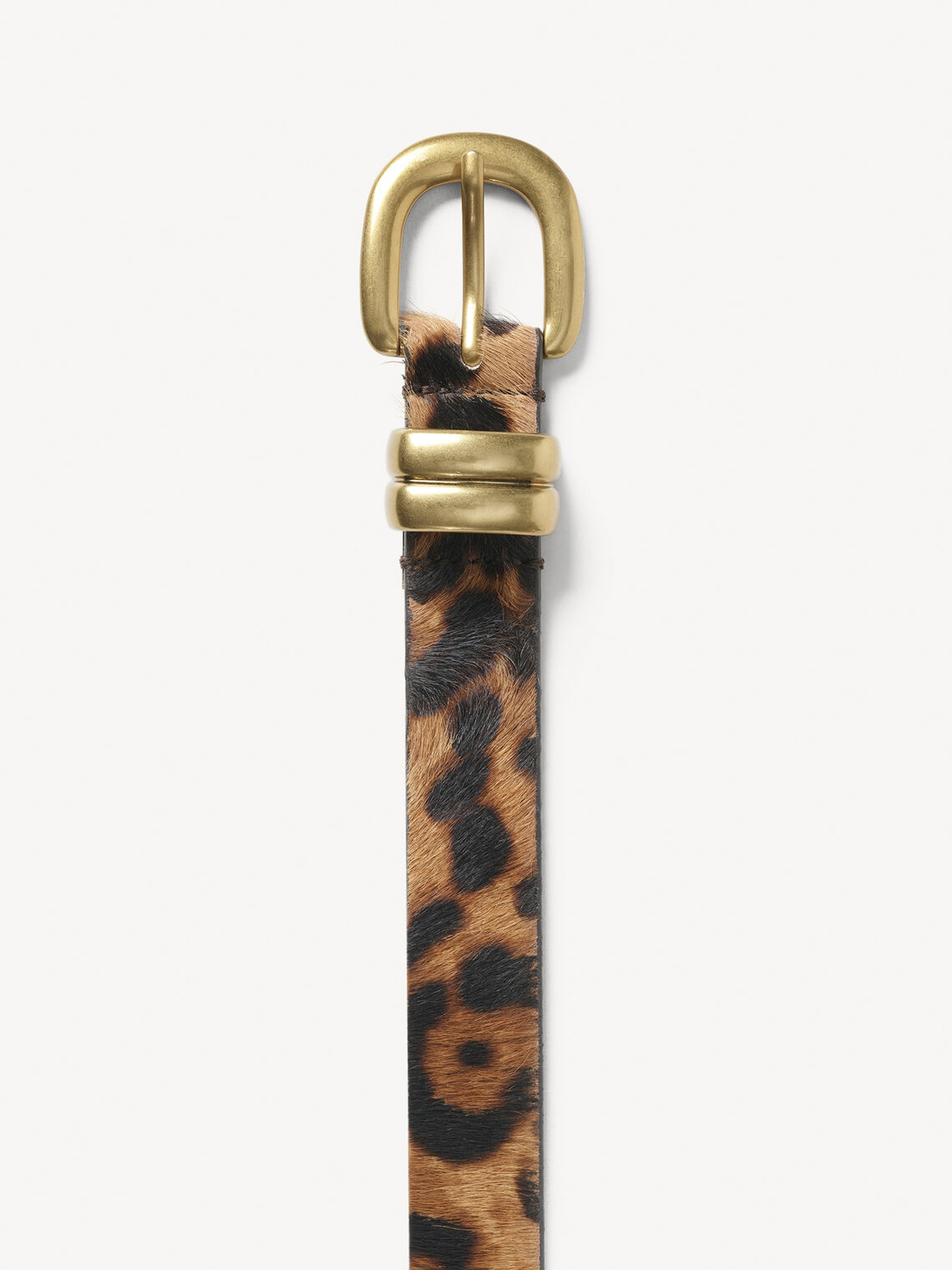ZOILO LEO belte i langpålsket kuskinn med leopardprint, flatt liggende med synlig tekstur.