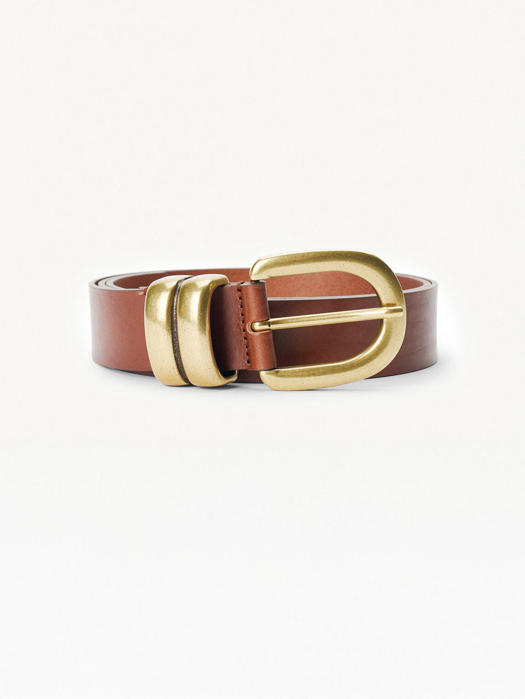By Malene Birger Zoira skinnbelte i brunt, laget av kuskinn med en gullfarget spenne.