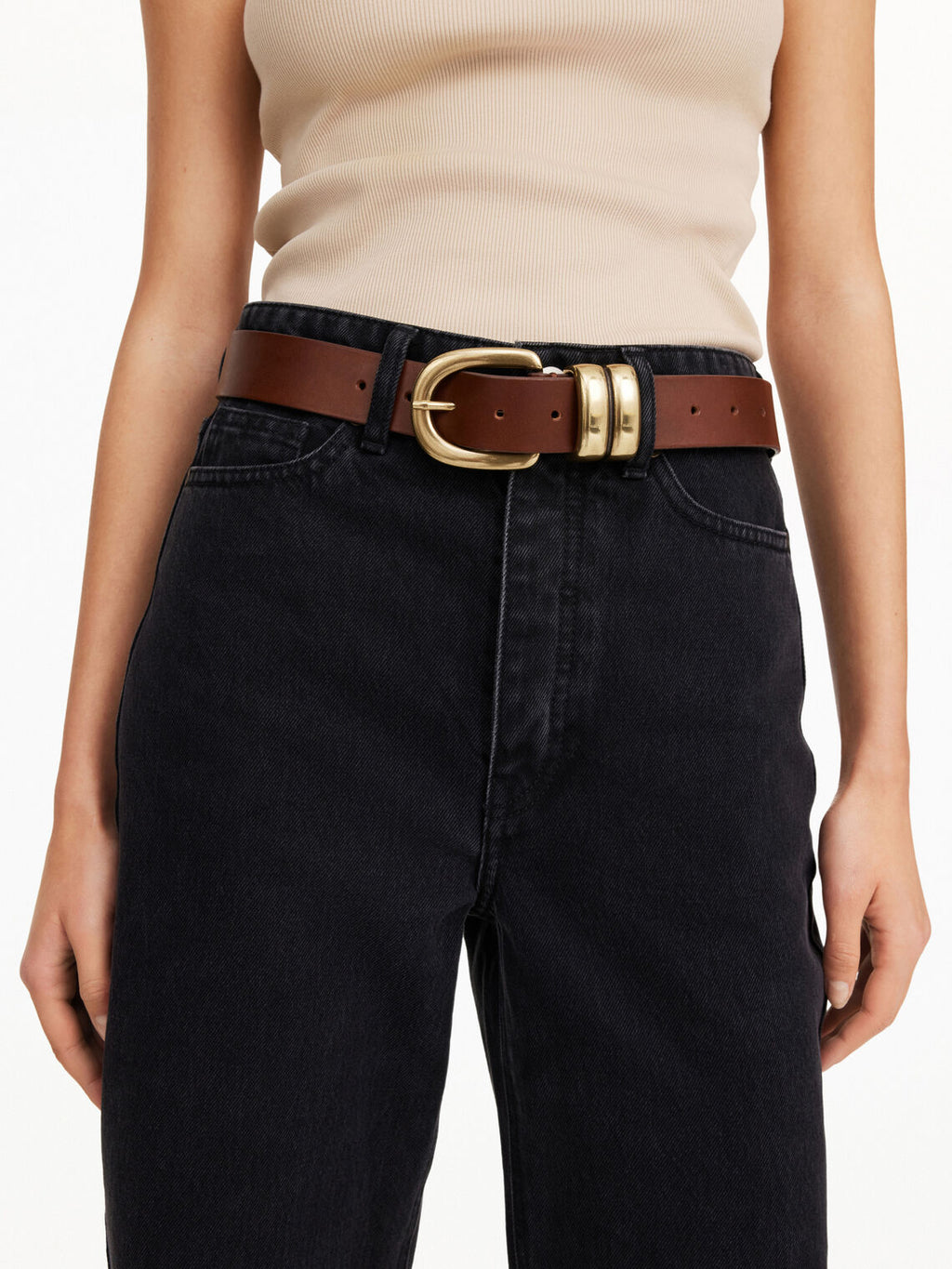 By Malene Birger Zoira skinnbelte i brunt, laget av kuskinn med en gullfarget spenne.