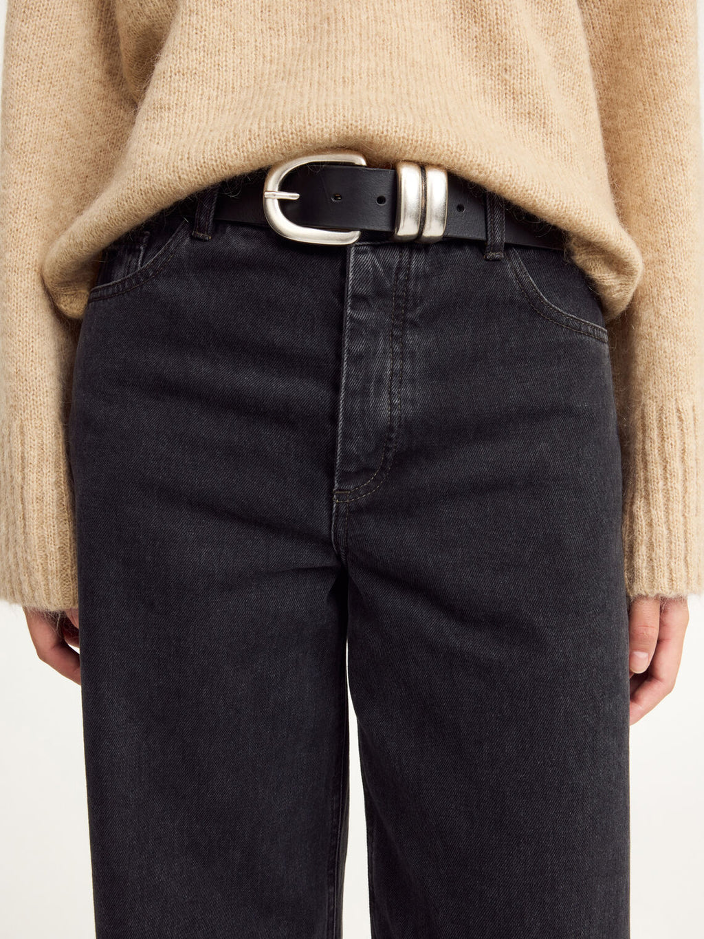 By Malene Birger Zoira skinnbelte i sort, laget av kuskinn med en sølvfarget spenne.