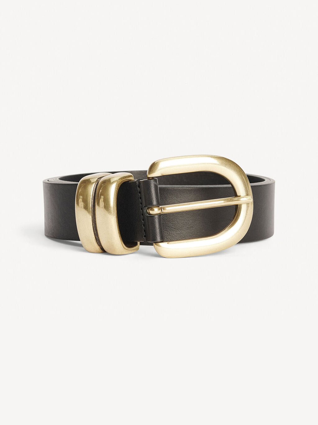 By Malene Birger Zoira skinnbelte i sort, laget av kuskinn med en gullfarget spenne.