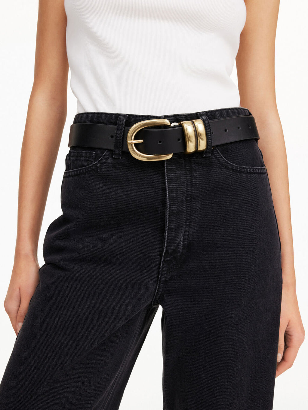 By Malene Birger Zoira skinnbelte i sort, laget av kuskinn med en gullfarget spenne.