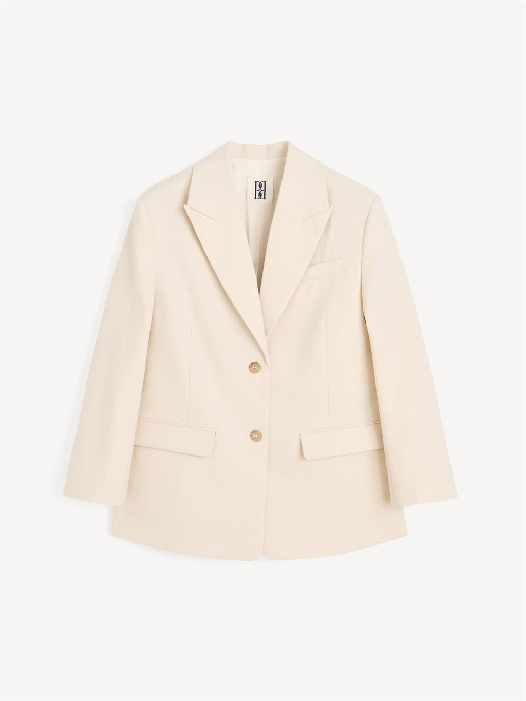 ADELE blazer fra By Malene Birger i kremhvit. Laget i resirkulert polyester og viskose med enkeltspent lukking, lommer i front, innvendig lomme, dobbel splitt bak og foret konstruksjon. Løs passform.