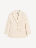 ADELE blazer fra By Malene Birger i kremhvit. Laget i resirkulert polyester og viskose med enkeltspent lukking, lommer i front, innvendig lomme, dobbel splitt bak og foret konstruksjon. Løs passform.