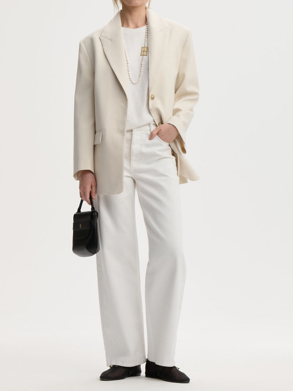ADELE blazer fra By Malene Birger i kremhvit. Laget i resirkulert polyester og viskose med enkeltspent lukking, lommer i front, innvendig lomme, dobbel splitt bak og foret konstruksjon. Løs passform.