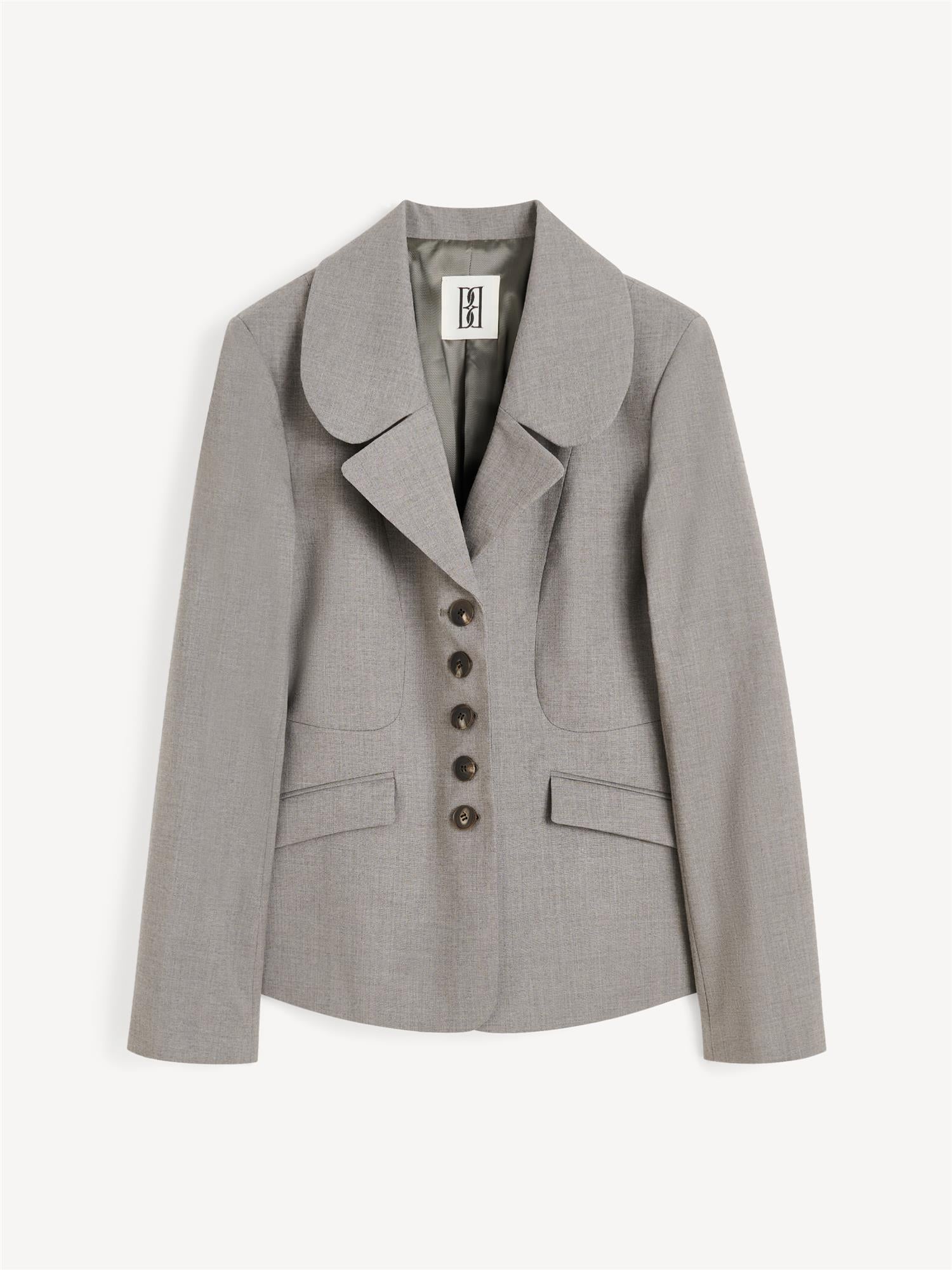 ADRIENNA blazer fra By Malene Birger i grå med brun melering. Laget i ull, polyester, viskose og elastane med innsvingt midje, nette slag og knapper i front. Foret, med lommer i front.