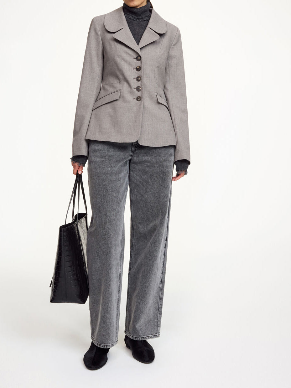 ADRIENNA blazer fra By Malene Birger i grå med brun melering. Laget i ull, polyester, viskose og elastane med innsvingt midje, nette slag og knapper i front. Foret, med lommer i front.