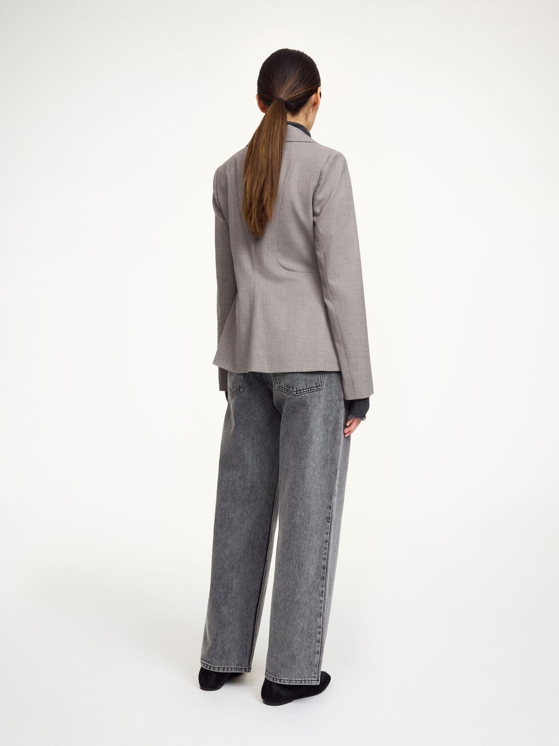 ADRIENNA blazer fra By Malene Birger i grå med brun melering. Laget i ull, polyester, viskose og elastane med innsvingt midje, nette slag og knapper i front. Foret, med lommer i front.