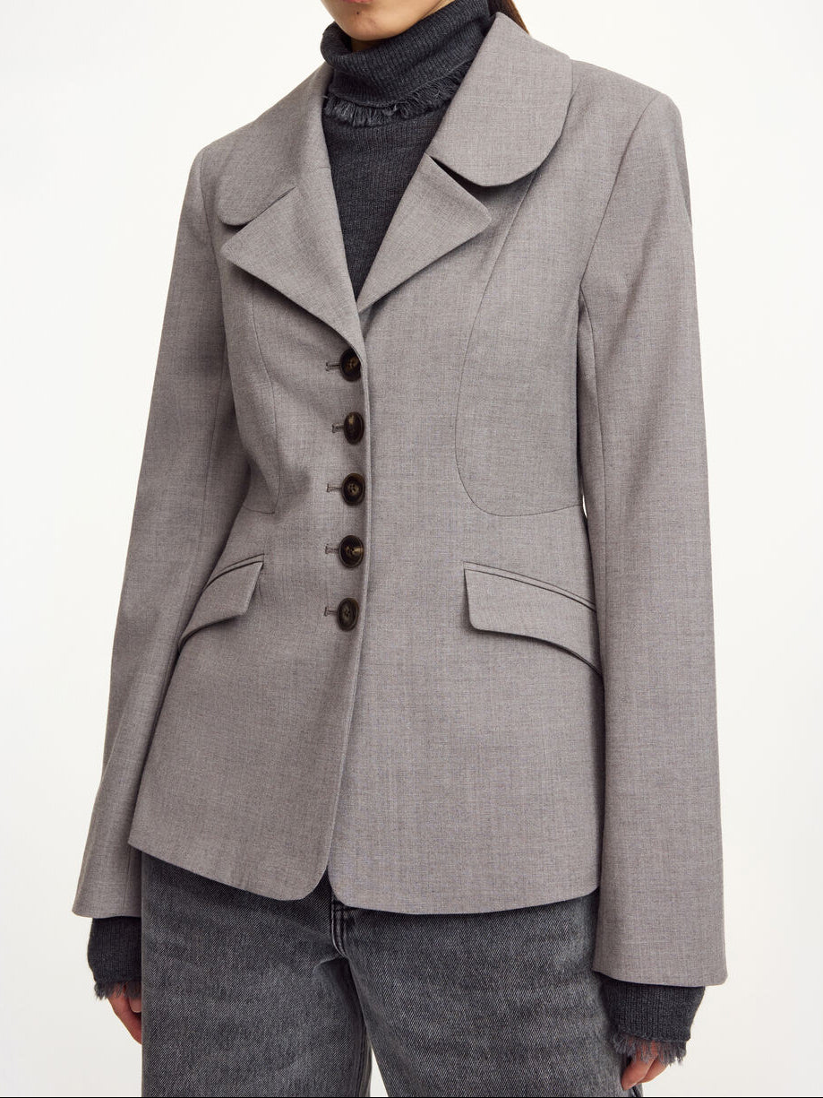 ADRIENNA blazer fra By Malene Birger i grå med brun melering. Laget i ull, polyester, viskose og elastane med innsvingt midje, nette slag og knapper i front. Foret, med lommer i front.