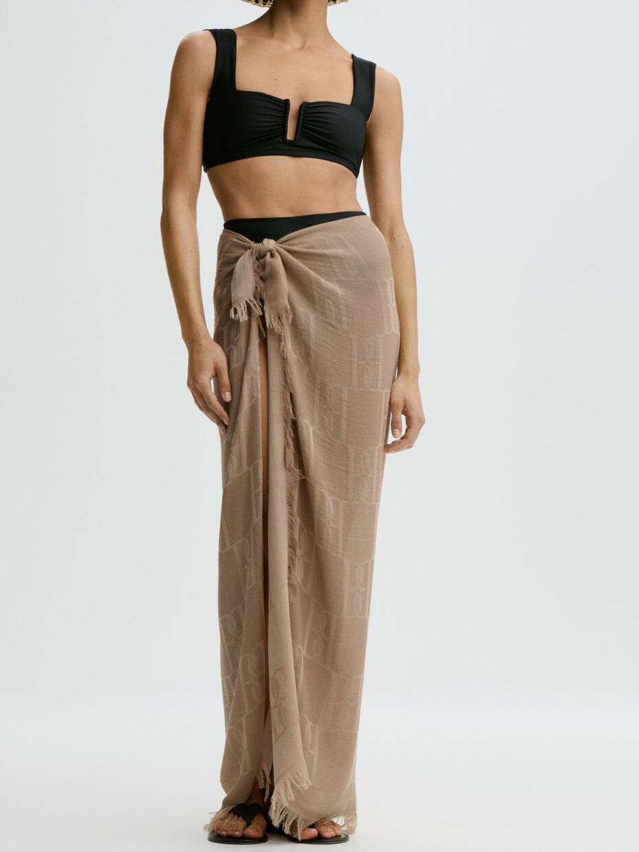 BELIRA bikinitopp fra By Malene Birger i sort. Laget i resirkulert polyamide og elastane. Brede stropper, V-utringning i front og flatterende passform.