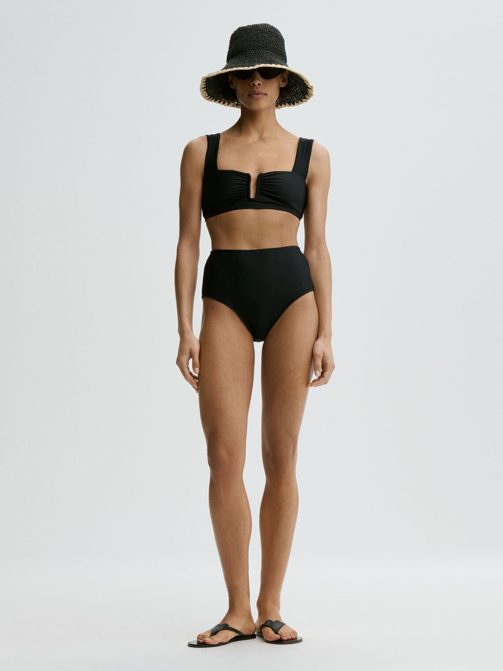 BELIRA bikinitopp fra By Malene Birger i sort. Laget i resirkulert polyamide og elastane. Brede stropper, V-utringning i front og flatterende passform.