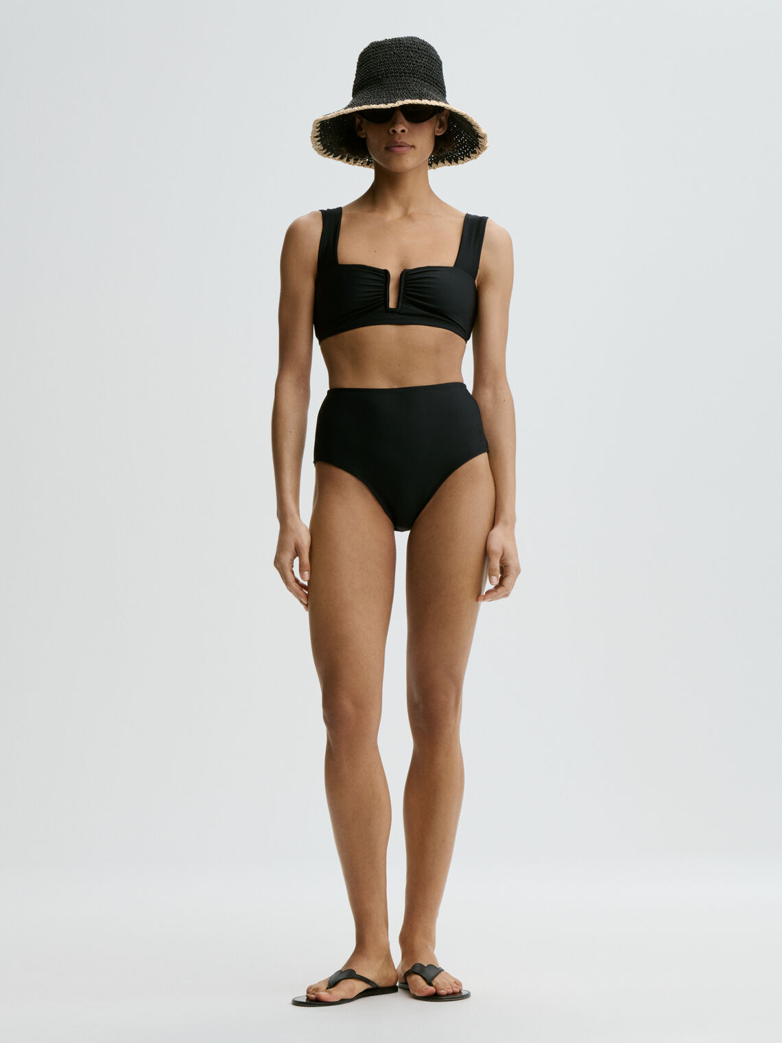 BELIRA bikinitopp fra By Malene Birger i sort. Laget i resirkulert polyamide og elastane. Brede stropper, V-utringning i front og flatterende passform.
