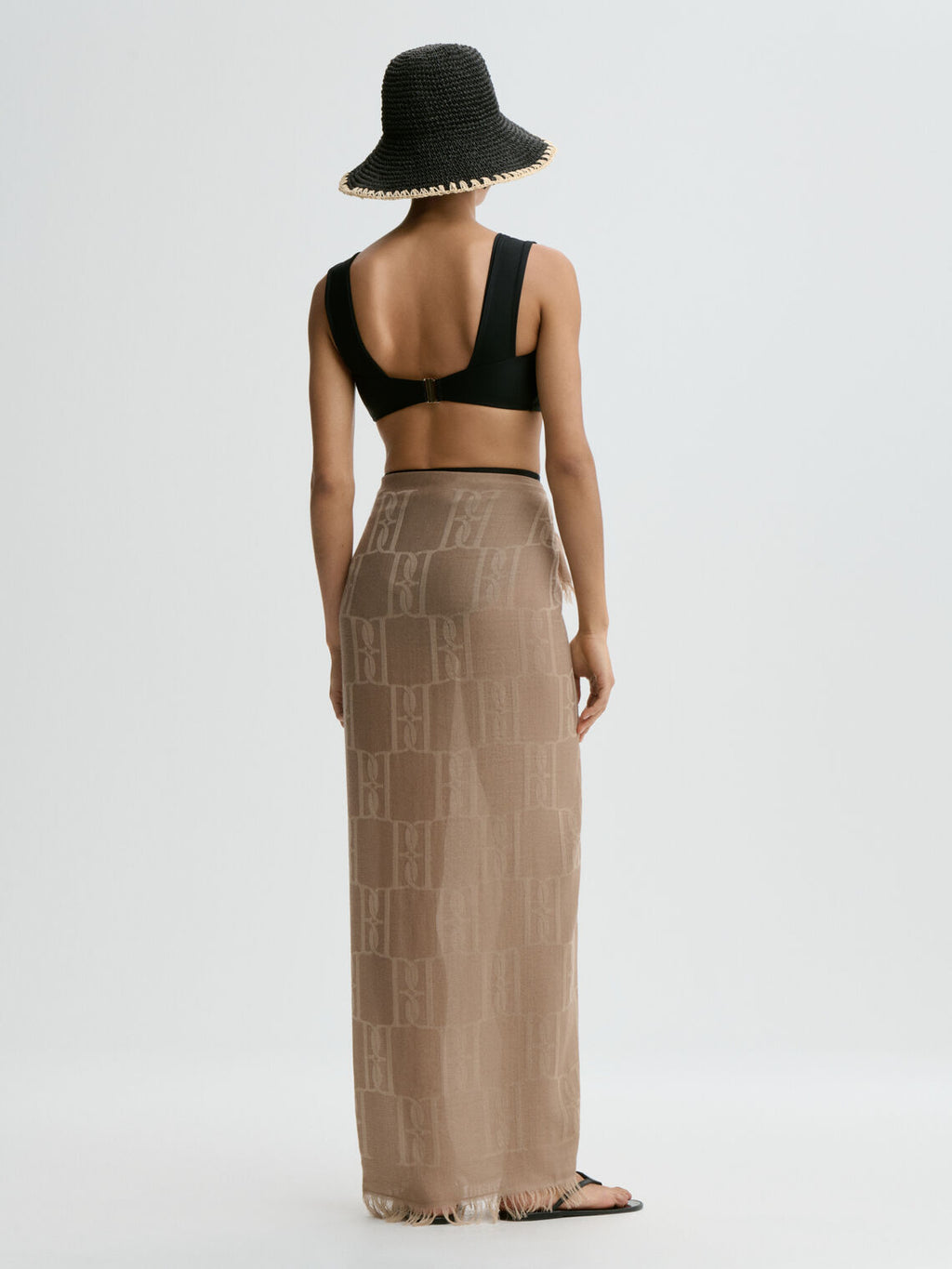 BELIRA bikinitopp fra By Malene Birger i sort. Laget i resirkulert polyamide og elastane. Brede stropper, V-utringning i front og flatterende passform.