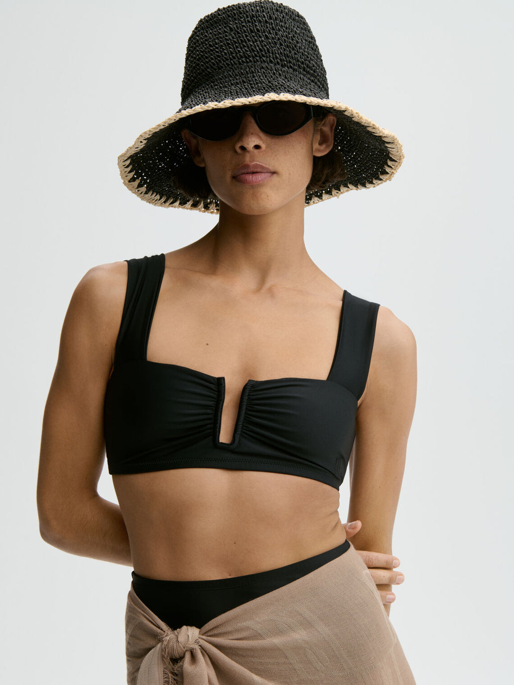 BELIRA bikinitopp fra By Malene Birger i sort. Laget i resirkulert polyamide og elastane. Brede stropper, V-utringning i front og flatterende passform.