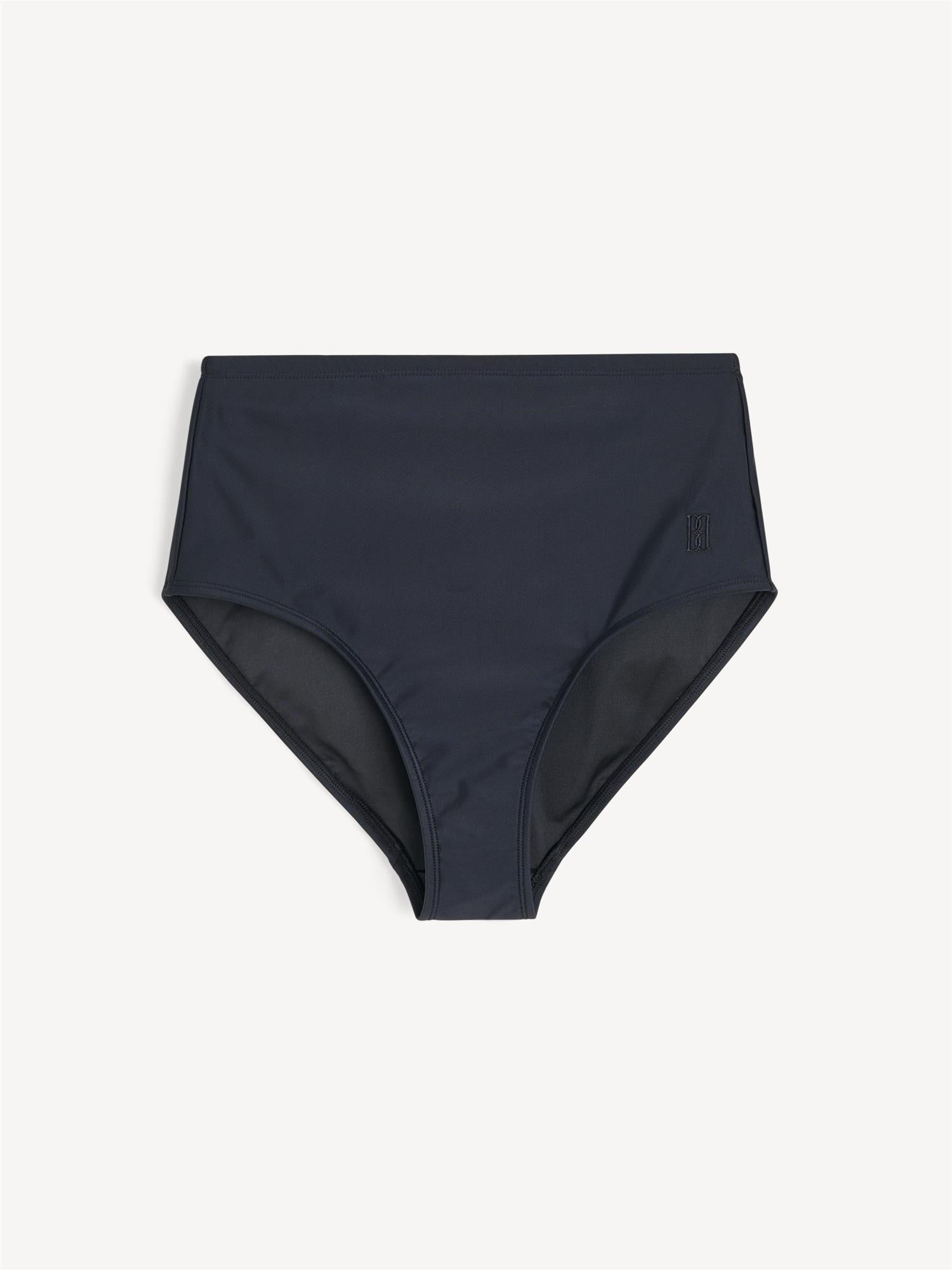 BELIRA bikinitruse fra By Malene Birger i sort. Laget i resirkulert polyamide og elastane. Høyt liv og flatterende passform.