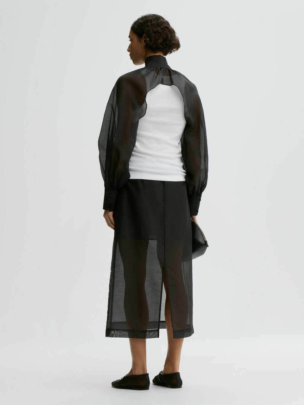 By Malene Birger CANNY bolero i sort organza med silke og bomull. Transparent og lett tekstur med strukturerte kanter.