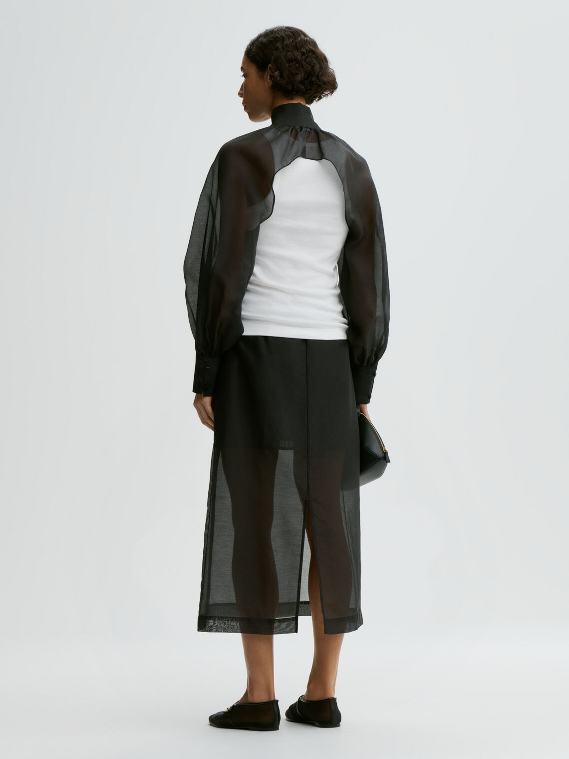 By Malene Birger CANNY bolero i sort organza med silke og bomull. Transparent og lett tekstur med strukturerte kanter.