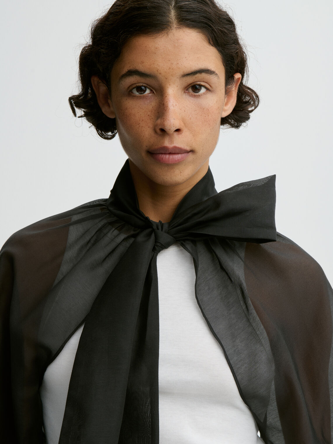 By Malene Birger CANNY bolero i sort organza med silke og bomull. Transparent og lett tekstur med strukturerte kanter.