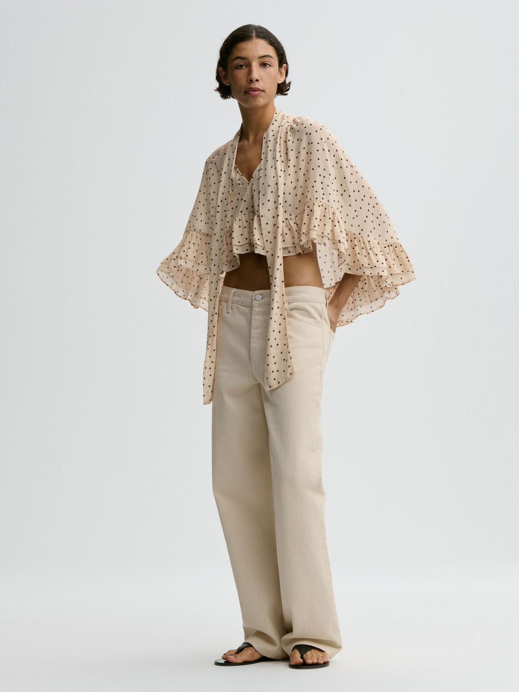 By Malene Birger CEDI cape med prikkete monogram-print. Lett og elegant materiale med rund halsringning og fallende linjer.