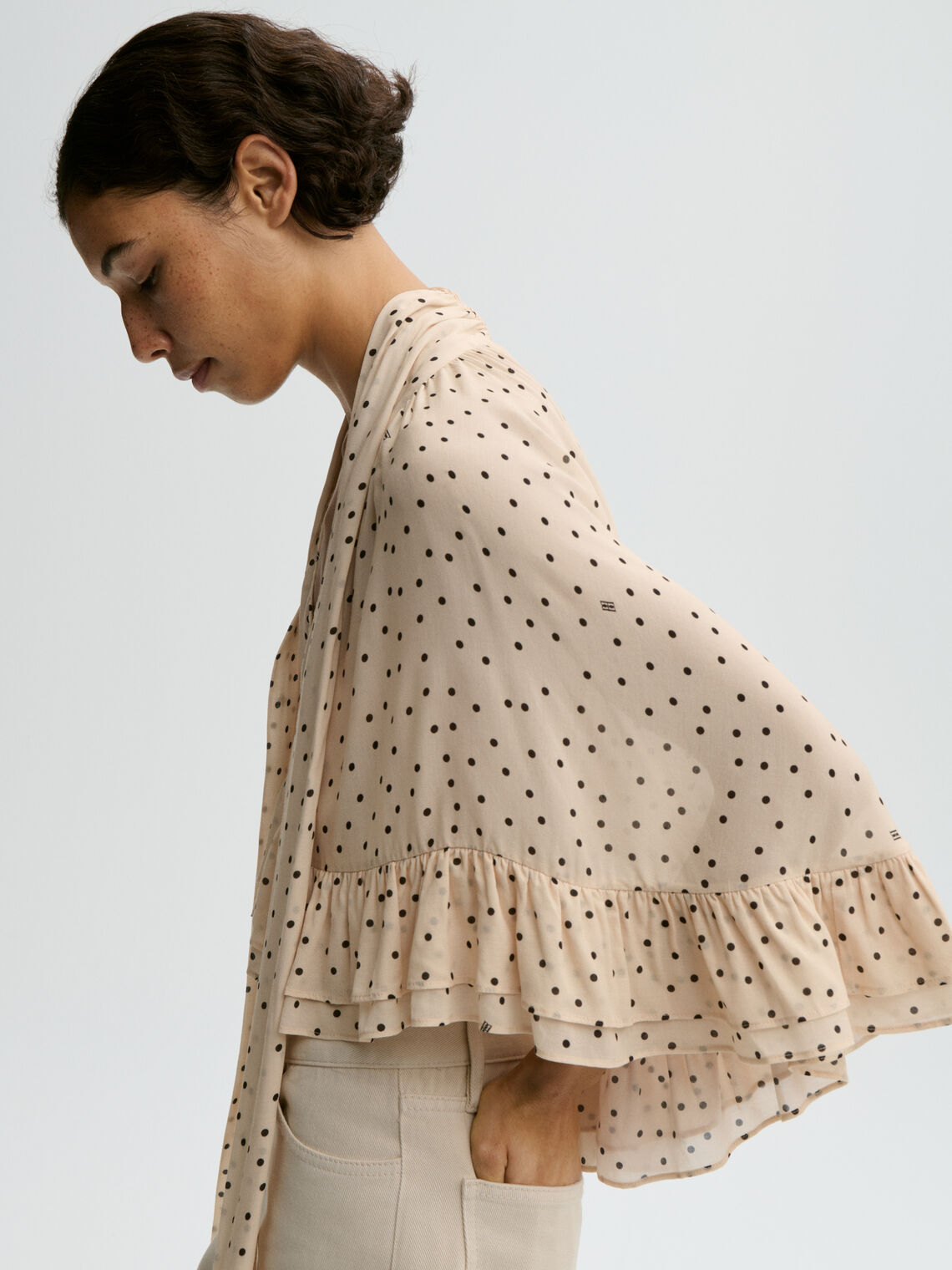 By Malene Birger CEDI cape med prikkete monogram-print. Lett og elegant materiale med rund halsringning og fallende linjer.