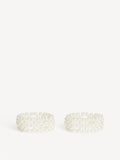 CHAKIE armbånd fra By Malene Birger i hvit. Laget i plastikk med falske perler og elastisk strikk. Feminine armbånd i onesize, selges i par.