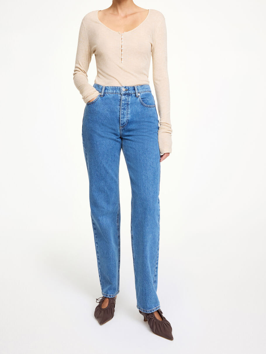 By Malene Birger Chicago jeans i denim blå, løs passform med rette ben, laget av 100% organisk bomull.