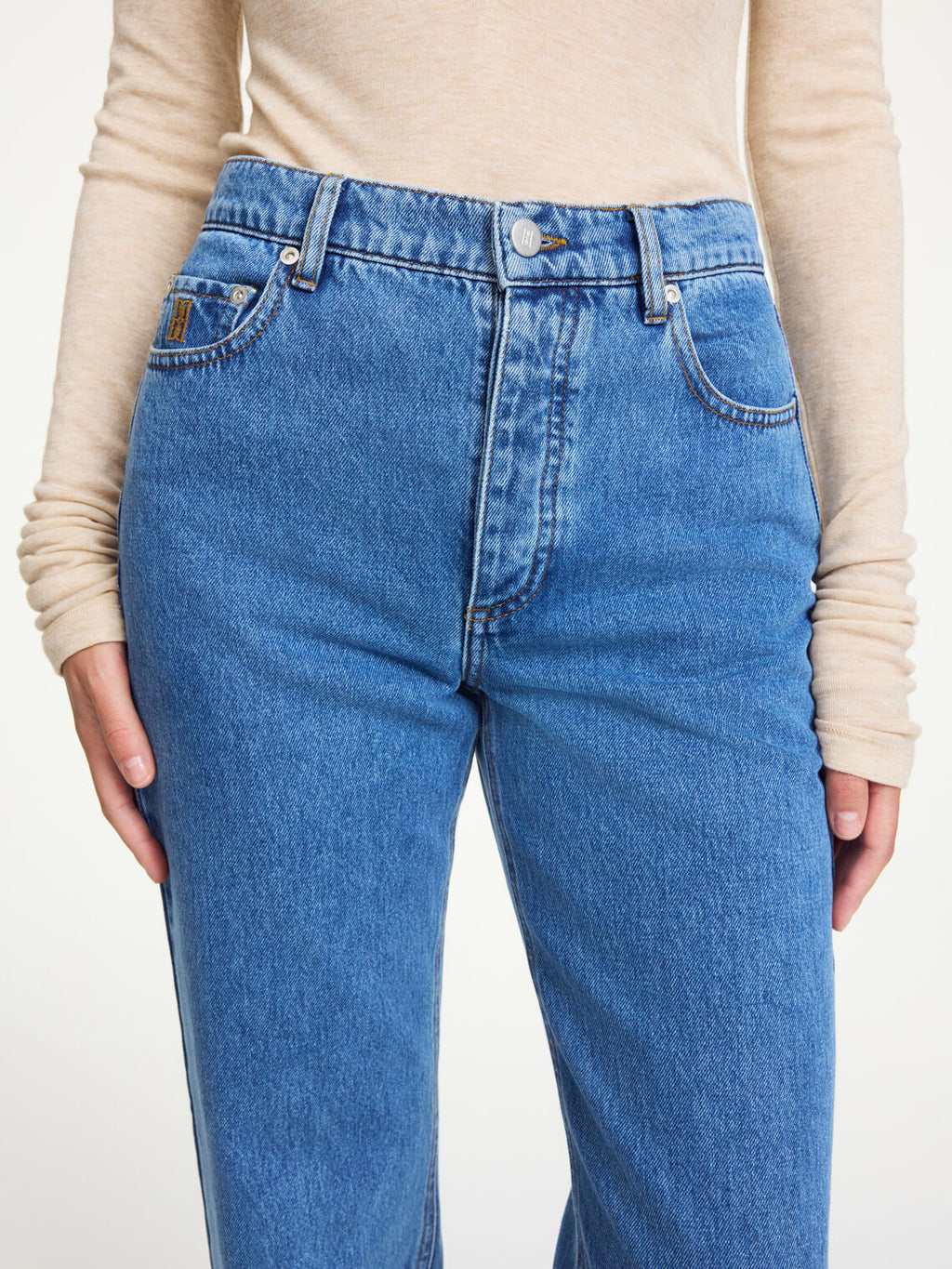 By Malene Birger Chicago jeans i denim blå, løs passform med rette ben, laget av 100% organisk bomull.