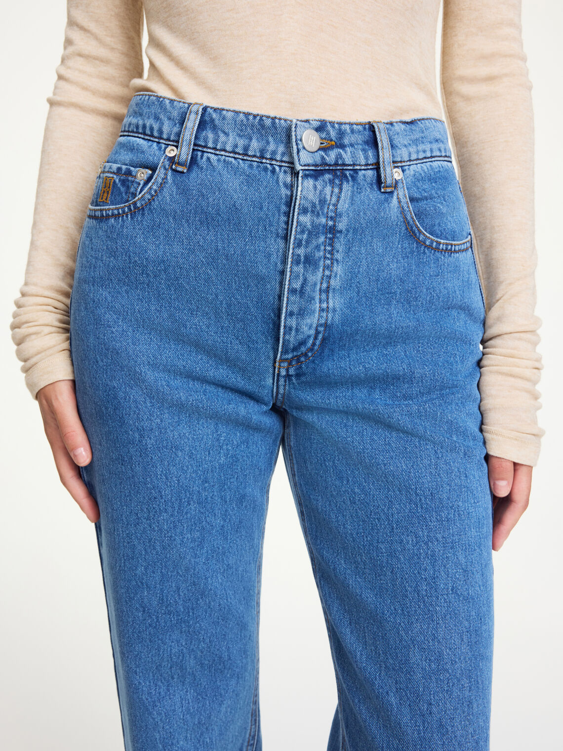 By Malene Birger Chicago jeans i denim blå, løs passform med rette ben, laget av 100% organisk bomull.