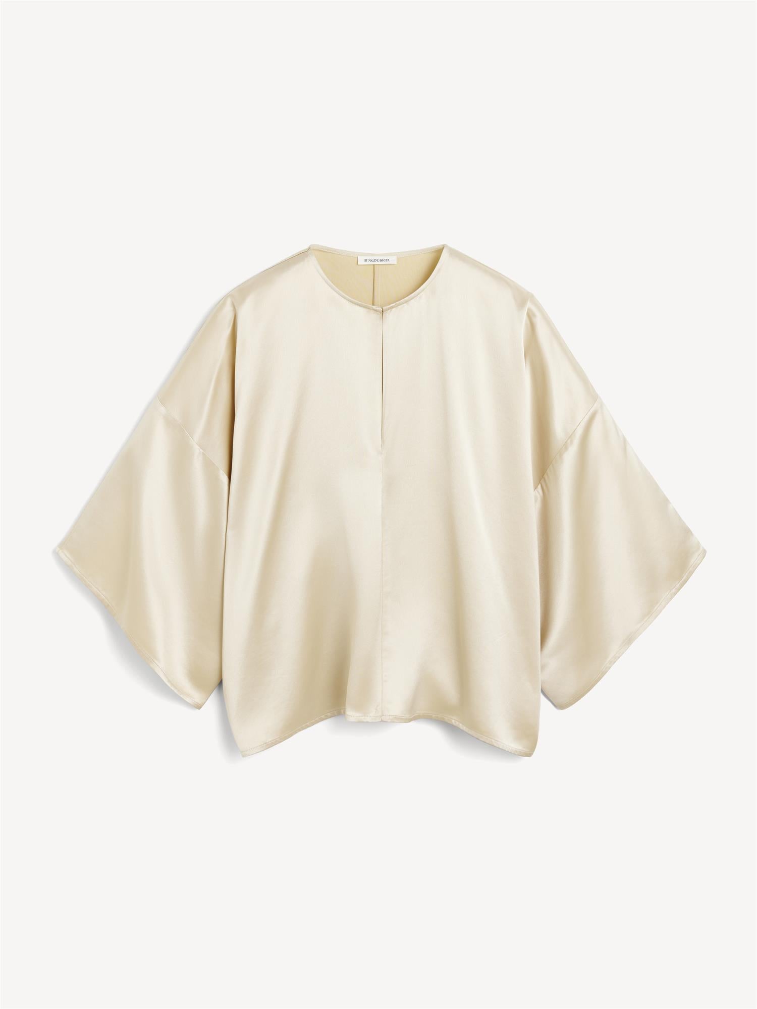 Kremfarget CICIE satengbluse fra By Malene Birger med v-utringning, albuelange løse ermer og liten hempe i halsen.
