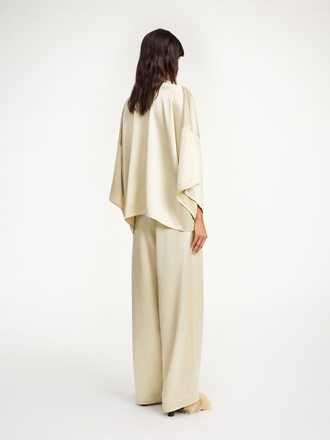 Kremfarget CICIE satengbluse fra By Malene Birger, oversized passform i acetat og polyester.