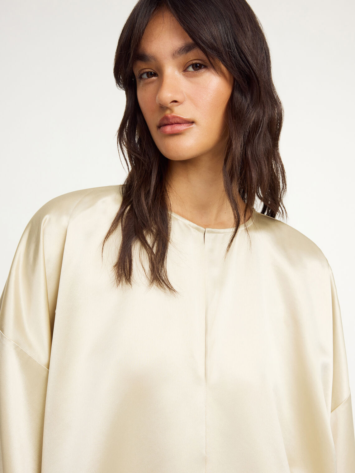 Kremfarget CICIE satengbluse fra By Malene Birger, oversized passform i acetat og polyester.
