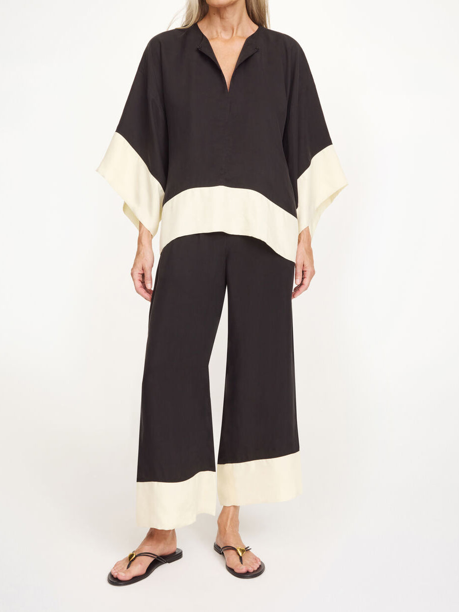 Sort CICIE cuprobluse fra By Malene Birger med kremhvit kantdetalj og oversized passform.