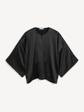 Sortfarget CICIE satengbluse fra By Malene Birger med v-utringning, albuelange løse ermer og liten hempe i halsen.