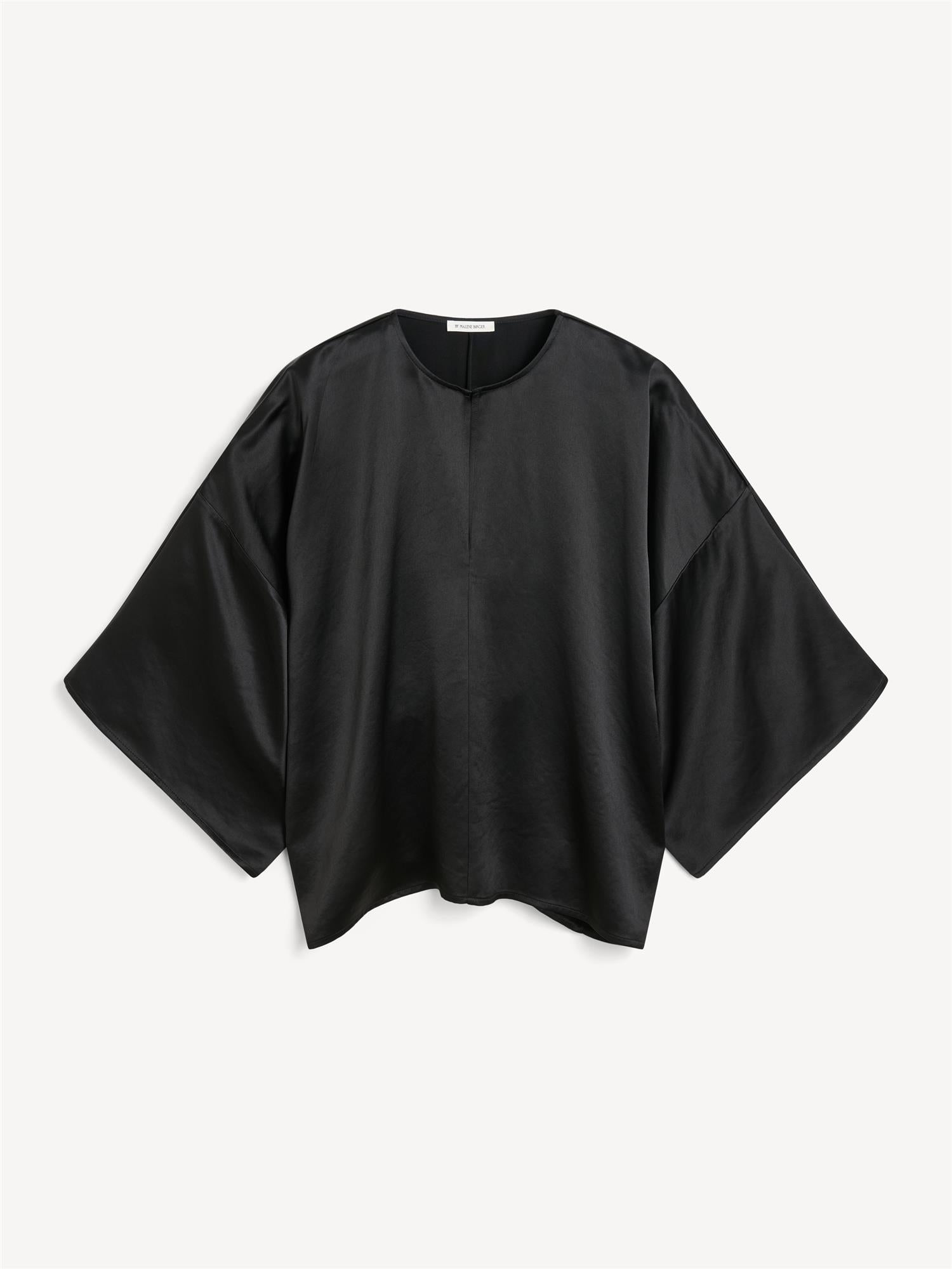 Sortfarget CICIE satengbluse fra By Malene Birger med v-utringning, albuelange løse ermer og liten hempe i halsen.