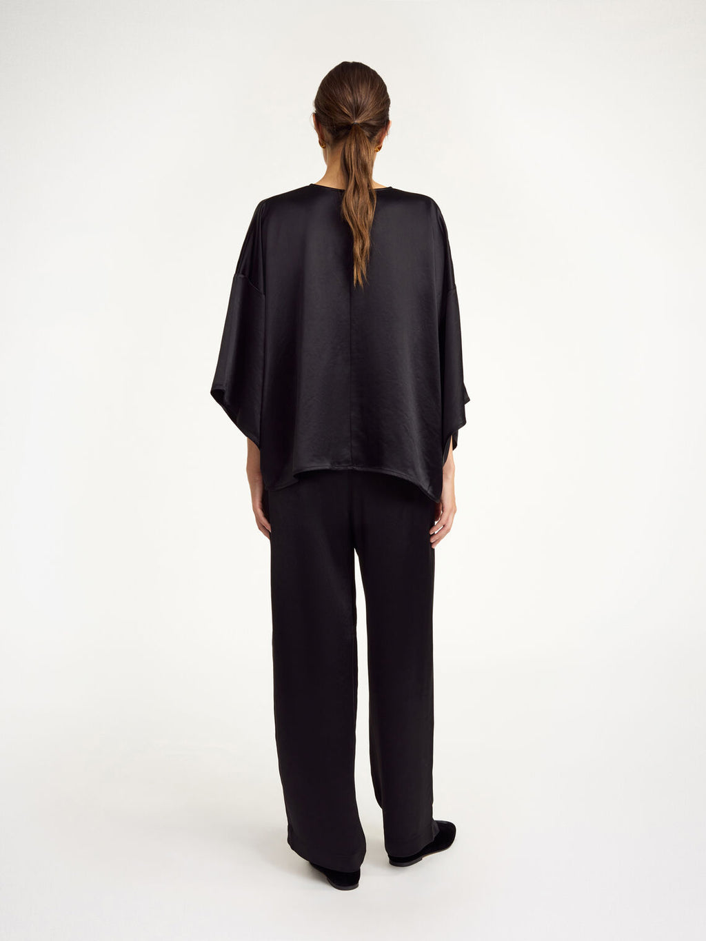 Sortfarget CICIE satengbluse fra By Malene Birger, oversized passform i acetat og polyester med løs, avslappet snitt.